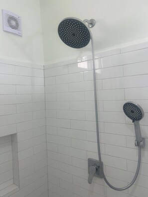 Een douche, handdoeken