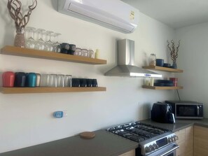 Réfrigérateur, four à micro-ondes, un four, surface de cuisson