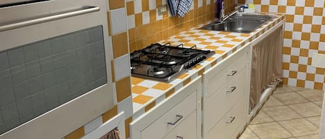Réfrigérateur, four à micro-ondes, un four, surface de cuisson