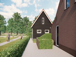Een modern herenhuis met twee verdiepingen, een donkerbruine gevel en witte details, met een centraal schoorsteen, een verharde oprit en een verzorgde tuin met heggen.