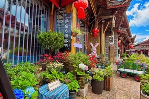Exterior detail - Banmu Fangtang Inn in Lijiang (Lijiang)
