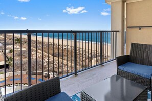 Property grounds - Bright Oceanfront Studio | Sleeps 4 w/ Pool Access (Ocean City)