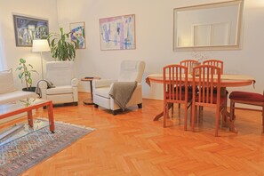 Superior-Apartment, Balkon, Stadtblick | Wohnbereich | Flachbildfernseher