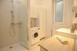 Appartement Supérieur, balcon, vue ville | Salle de bain