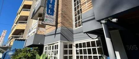 Un edificio de varios pisos con un letrero llamativo que dice