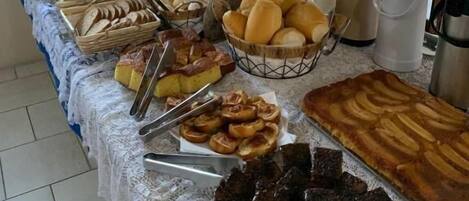 Montaje de bufé con diversos alimentos y bebidas.