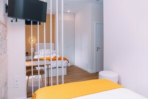 Een strijkplank/strijkijzer, wifi, beddengoed