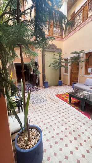 Habitación cuádruple familiar, patio, vistas al patio | Zona de estar