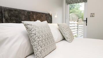 Cottage | 2 bedrooms, individually decorated, individually furnished, free WiFi