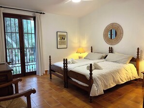 4 habitaciones, tabla de planchar con plancha, wifi y ropa de cama 