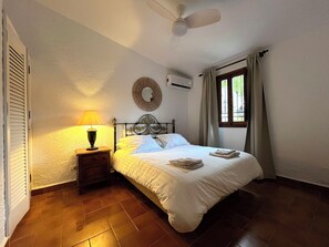 4 bedrooms, iron/ironing board, WiFi, bed sheets
