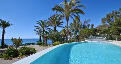 Fantastic finca right by the sea with infinity pool