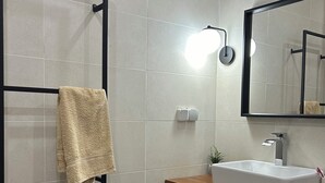 تجهيزات دش، مناشف، ورق حمّام