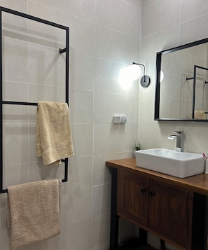 Douche, serviettes fournies, papier toilette
