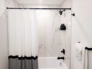 Secador de cabelo, toalhas de banho, sabonete, papel higiênico