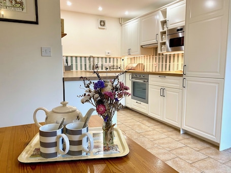 Luxury Cottage, Private Bathroom | Private kitchen | Highchair