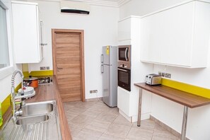 Micro-ondes, four, plaque de cuisson, lave-vaisselle