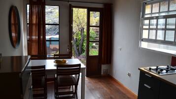 Micro-ondes, plaque de cuisson, chaise haute