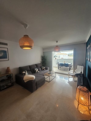 Smart TV, DVD player, books, video library - 🌴 **Luxury Coastal Getaway – 2 Bed, 2 Bath Apartment with Pool Views** 🌴
 (Manilva)
