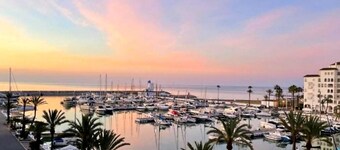 🌴 **Luxury Coastal Getaway – 2 Bed, 2 Bath Apartment with Pool Views** 🌴
