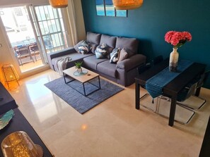 Una Smart TV, un reproductor de DVD, libros, una videoteca