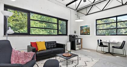 Wolferman King Bed 6min to KU Med Center w Parking and WiFi Book a stay now!