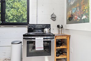 Private kitchen - Wolferman King Bed 6min to KU Med Center w Parking and WiFi Book a stay now! (Kansas City)
