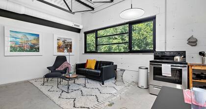 Wolferman King Bed 6min to KU Med Center w Parking and WiFi Book a stay now!