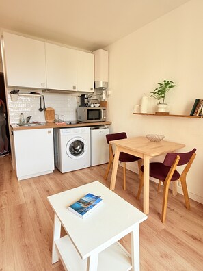 Studio, Balcony, Partial Lake View | Dining