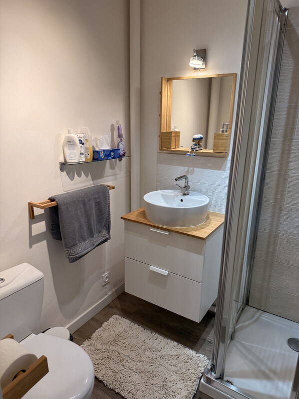 Studio, Balcony, Partial Lake View | Bathroom