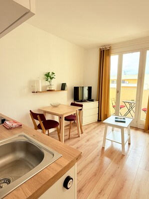 Studio, Balcony, Partial Lake View | Lounge - Nid douillet climatisé  (Balaruc-les-Bains)