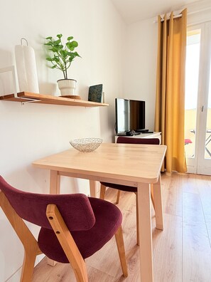 Studio, Balcony, Partial Lake View | Dining - Nid douillet climatisé  (Balaruc-les-Bains)