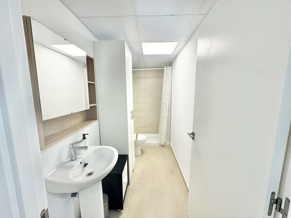 Secador de pelo, toallas, jabón y papel higiénico