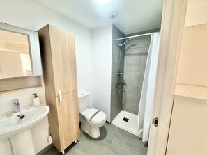 Secador de pelo, toallas, jabón y papel higiénico