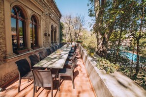 Outdoor dining - Historic Baron's Estate in Amazing Abruzzo! Family-friendly. Pet-friendly. (Torre De' Passeri)