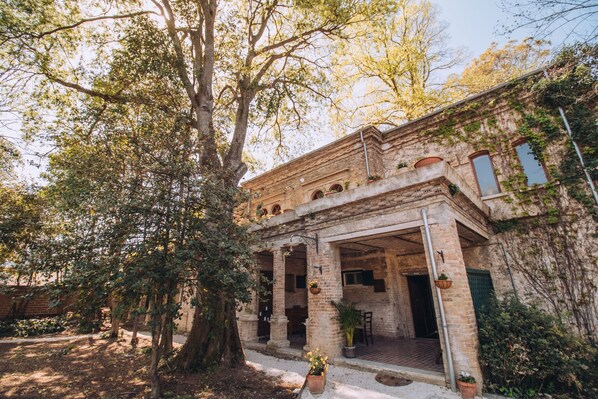 Exterior - Historic Baron's Estate in Amazing Abruzzo! Family-friendly. Pet-friendly. (Torre De' Passeri)