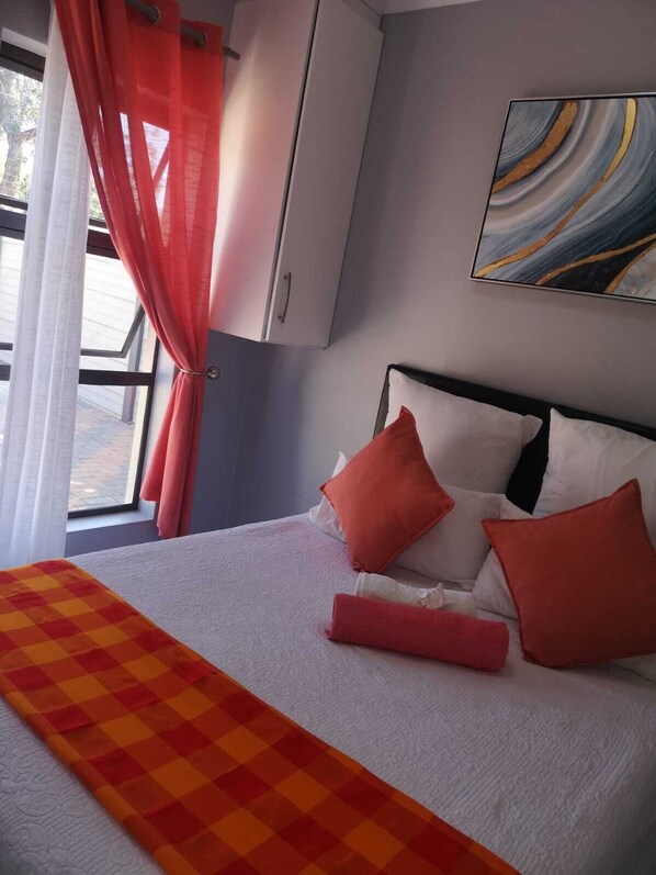 3 bedrooms, iron/ironing board, WiFi, bed sheets - 3 Bedroom, Close to shopping malls. (Bloemfontein)