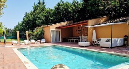 Large detached villa in Avignon for 12 people