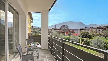 Family Apartment, Multiple Bedrooms (Thomas's House) | Outdoor dining