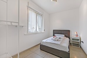 Family Apartment, Multiple Bedrooms (Thomas's House) | 3 bedrooms, iron/ironing board, free WiFi, bed sheets