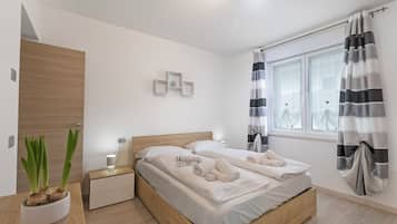 Family Apartment, Multiple Bedrooms (Thomas's House) | 3 bedrooms, iron/ironing board, free WiFi, bed sheets