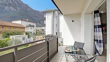 Family Apartment, Multiple Bedrooms (Thomas's House) | Outdoor dining