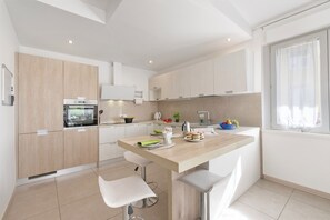 Appartement familial, plusieurs chambres (Thomas's House) | Cuisine privée | Réfrigérateur, four à micro-ondes, un four, surface de cuisson