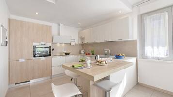 Family Apartment, Multiple Bedrooms (Thomas's House) | Private kitchen