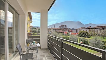 Family Apartment, Multiple Bedrooms (Thomas's House) | Outdoor dining