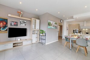 Family Apartment, Multiple Bedrooms (Thomas's House) | Living area | 21-inch Smart TV with cable channels