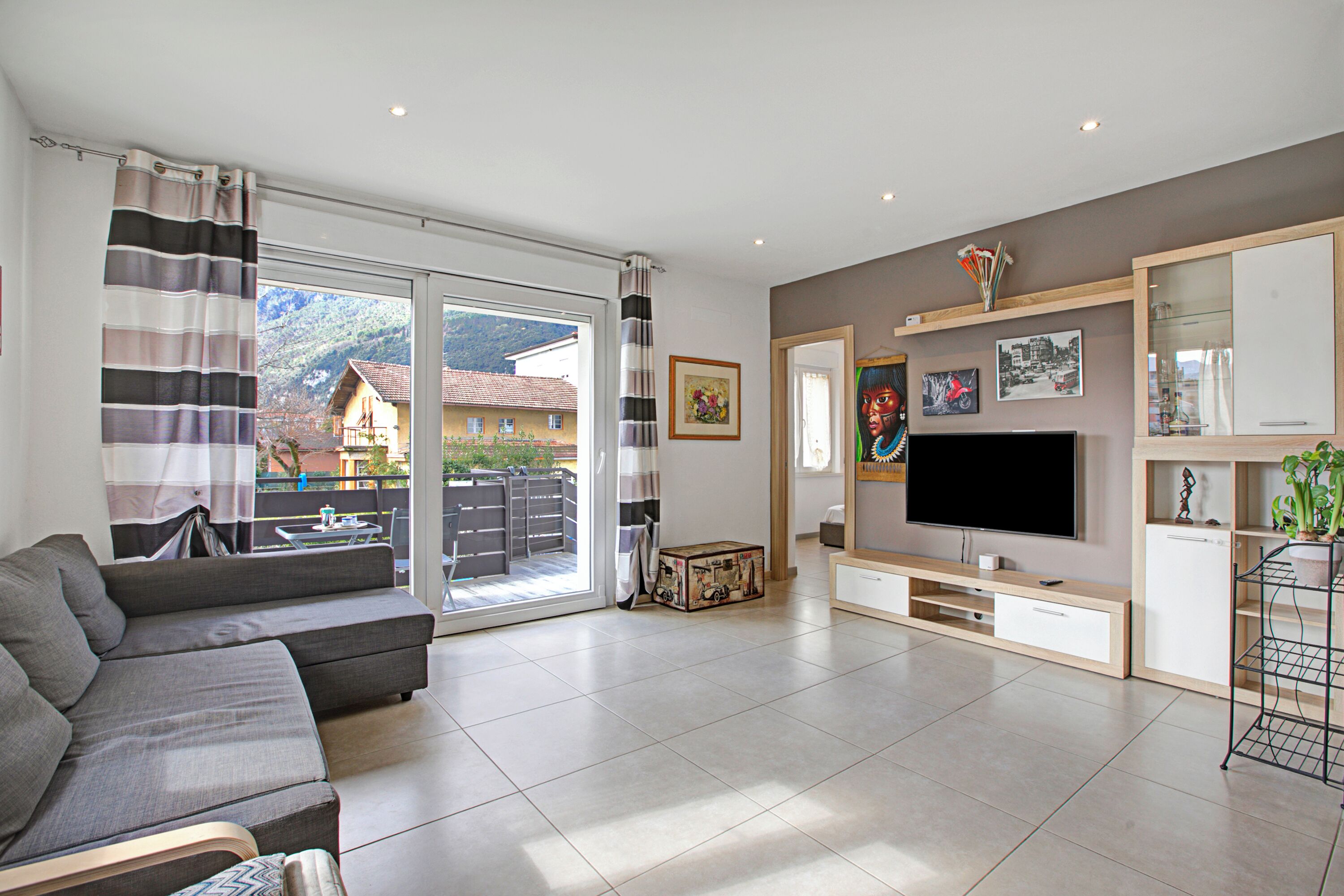 Family Apartment, Multiple Bedrooms (Thomas's House) | Living area | 21-inch Smart TV with cable channels