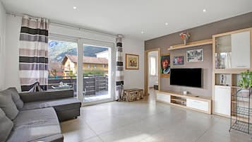 Family Apartment, Multiple Bedrooms (Thomas's House) | Living area | 21-inch Smart TV with cable channels