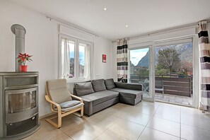 Family Apartment, Multiple Bedrooms (Thomas's House) | Living area | 21-inch Smart TV with cable channels