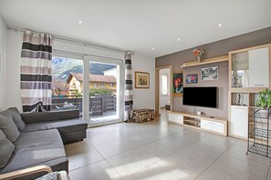 Apartamento familiar, varias habitaciones (Thomas's House) | Zona de estar | Smart TV de 21 pulgadas con canales por cable